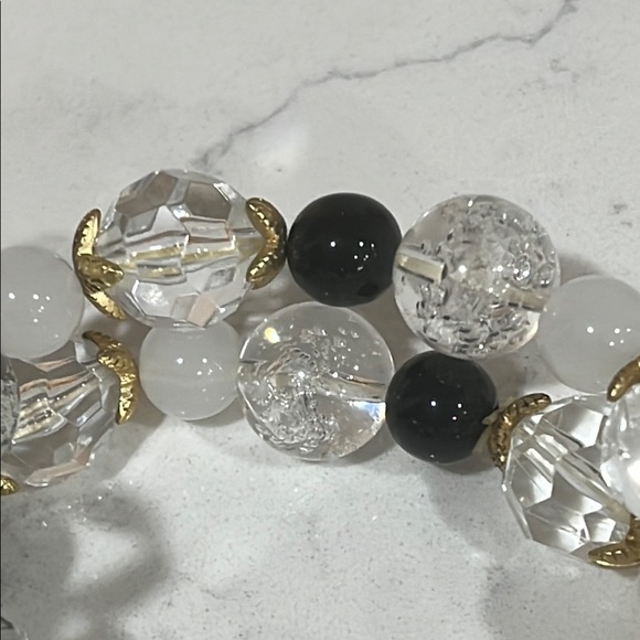 Elegant Black and Clear Beaded Bracelet - Picture 4 of 6